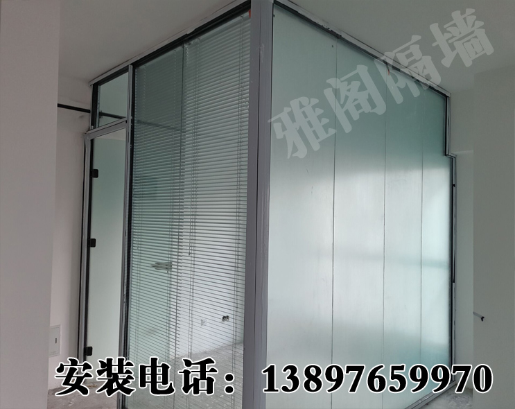 極簡(jiǎn)單玻隔斷，現(xiàn)貼磨砂膜，外掛百葉！